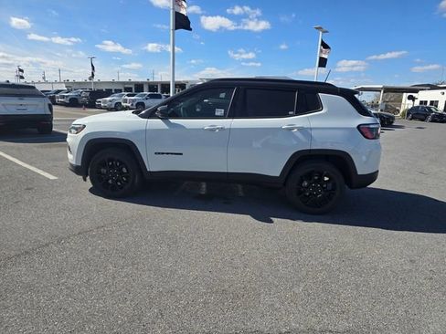 Used 2023 Jeep Compass Altitude image 9