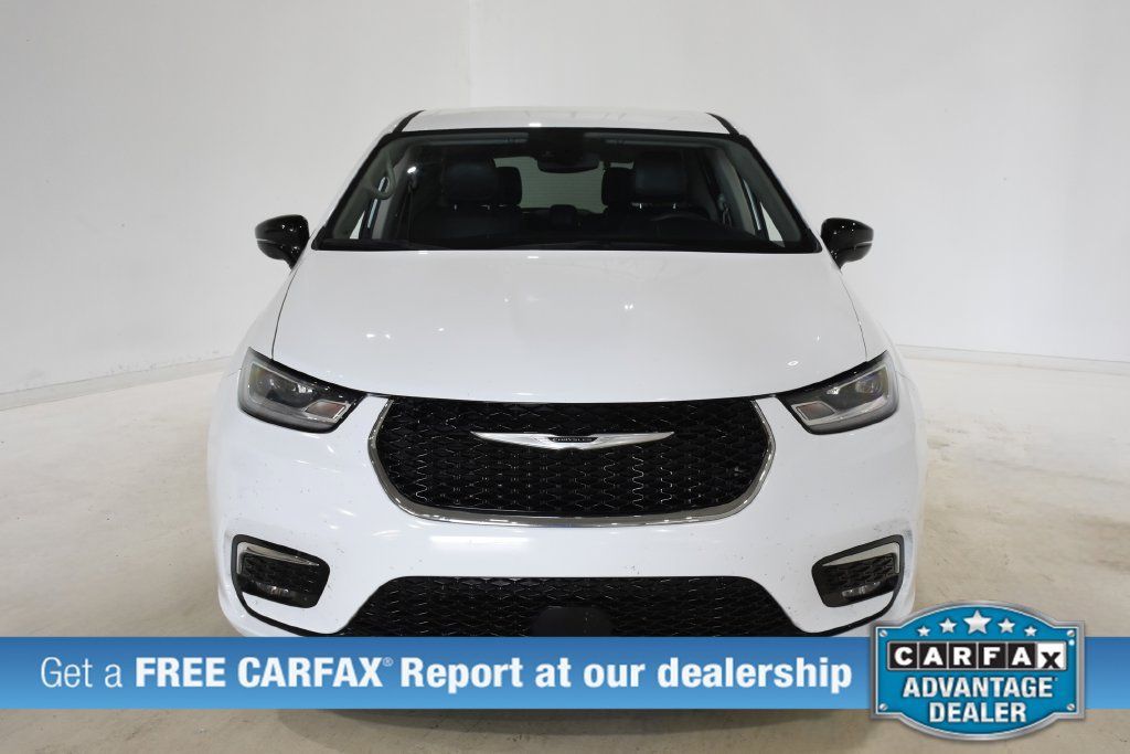 Used 2024 Chrysler Pacifica Touring-L FWD image 2