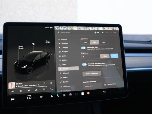 Used 2022 Tesla Model Y Long Range image 42