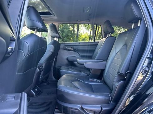 Used 2022 Toyota Highlander XLE AWD/4WD image 32