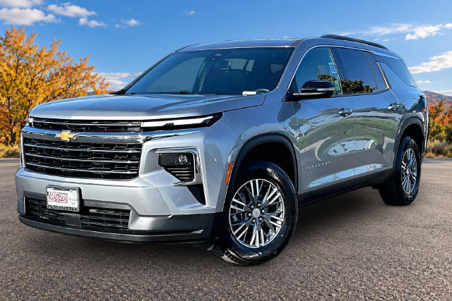 Used 2025 Chevrolet Traverse LT FWD image 3