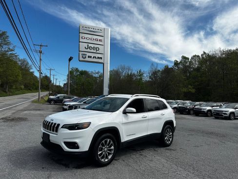 Used 2019 Jeep Cherokee Latitude Plus w/ Cold Weather Group AWD/4WD image 1