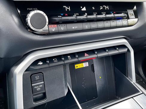 Used 2024 Toyota Tundra Platinum AWD/4WD image 36