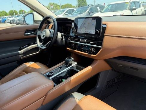 Used 2023 Nissan Pathfinder Platinum w/ Cargo Package AWD/4WD image 17