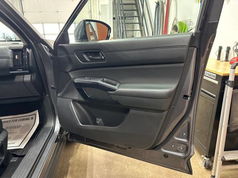 Used 2025 Nissan Pathfinder SV AWD/4WD image 33