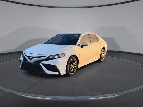 Used 2024 Toyota Camry SE FWD image 4