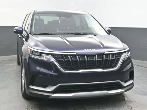 Used 2023 Kia Carnival LX image 2