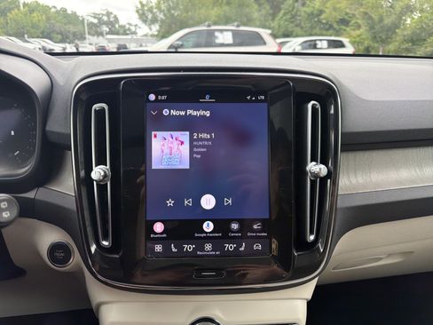 Certified 2023 Volvo XC40 B5 Plus AWD/4WD image 23