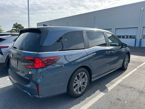 Used 2025 Honda Odyssey Touring image 3