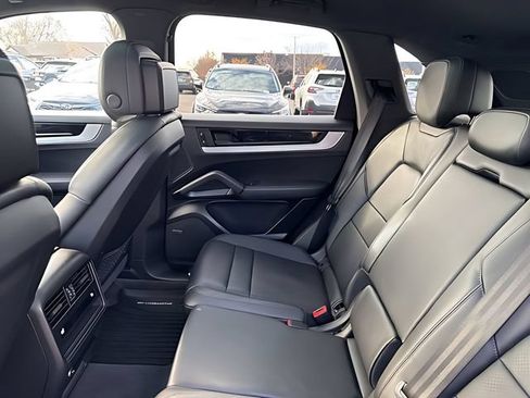 Used 2024 Porsche Cayenne w/ Premium Package AWD/4WD image 14
