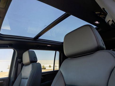 Used 2025 Chevrolet Suburban Z71 w/ Comfort Package image 19