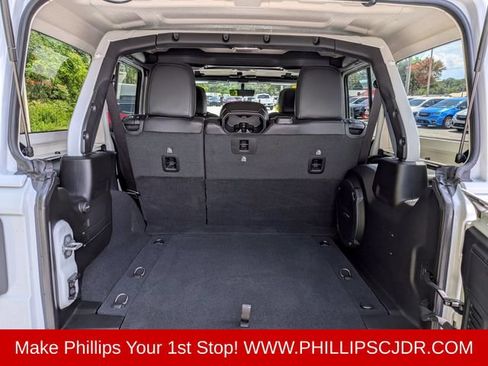 Used 2022 Jeep Wrangler Unlimited Rubicon AWD/4WD image 12