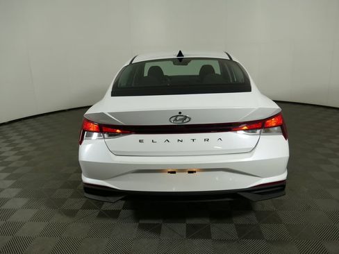 Used 2022 Hyundai Elantra SE FWD image 4