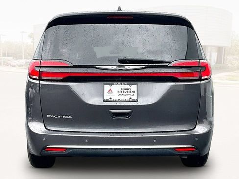 Used 2023 Chrysler Pacifica Touring-L FWD image 5