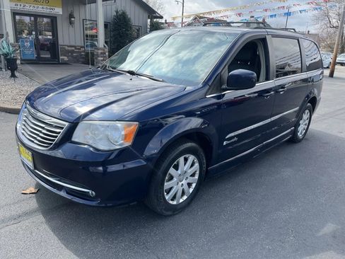 Used 2014 Chrysler Town & Country Touring image 2