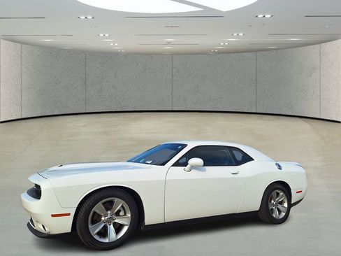Used 2022 Dodge Challenger GT image 2