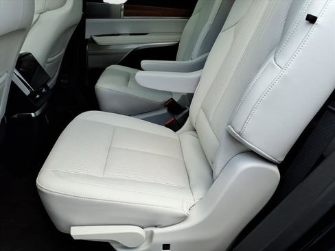 New 2026 Cadillac Vistiq Luxury w/ LPO, Floor Liner Package image 11