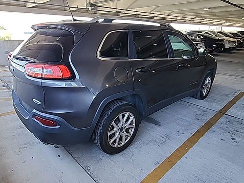 Used 2018 Jeep Cherokee Latitude Plus FWD image 2