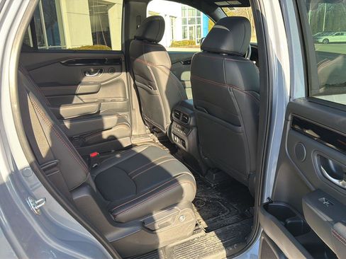 Used 2025 Honda Pilot TrailSport image 18