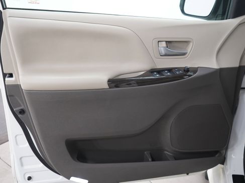 Used 2018 Toyota Sienna XLE w/ XLE Navigation Package FWD image 23