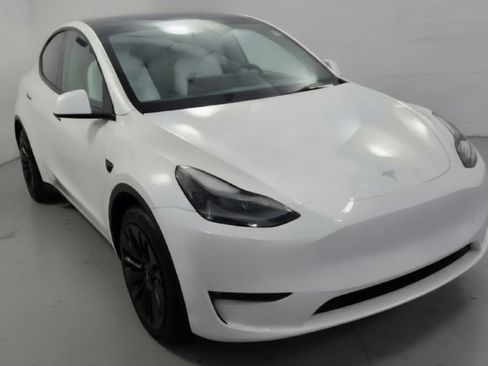 Used 2024 Tesla Model Y Long Range AWD/4WD image 3