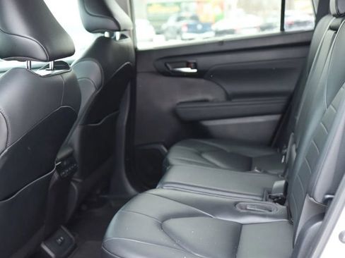 Used 2021 Toyota Highlander XLE AWD/4WD image 32