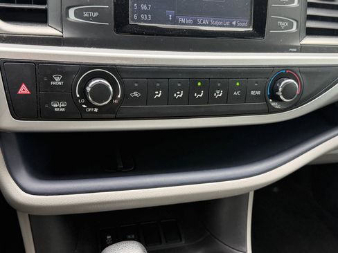 Used 2017 Toyota Highlander LE image 16