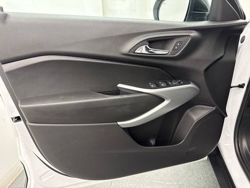 Used 2025 Chevrolet Trax RS w/ Sunroof Package FWD image 18