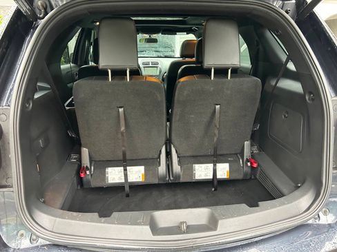 Used 2017 Ford Explorer XLT w/ Equipment Group 202A AWD/4WD image 27