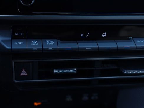 Used 2025 Toyota Camry SE image 7