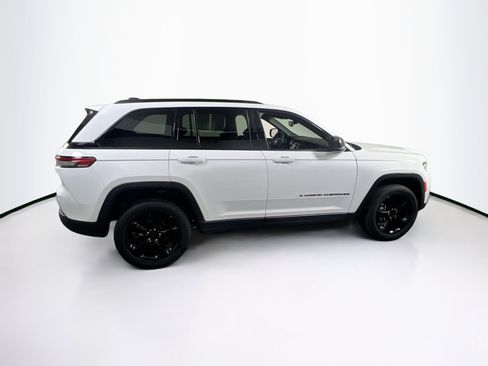 Used 2023 Jeep Grand Cherokee Altitude AWD/4WD image 4