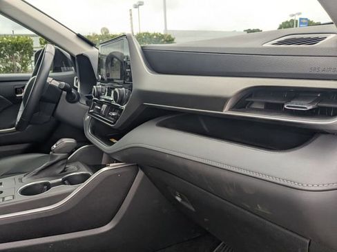 Used 2023 Toyota Highlander XLE FWD image 36