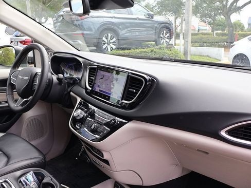 Used 2023 Chrysler Pacifica Touring-L FWD image 24