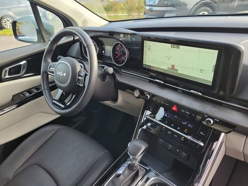 Certified 2024 Kia Carnival EX image 8