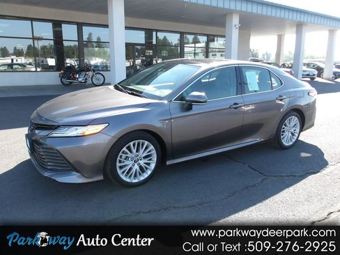 Used 2019 Toyota Camry XLE w/ Navigation Package FWD image 1