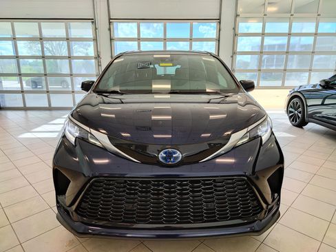 Used 2023 Toyota Sienna XSE w/ XSE Plus Package AWD/4WD image 8