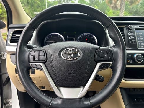 Used 2019 Toyota Highlander XLE FWD image 15