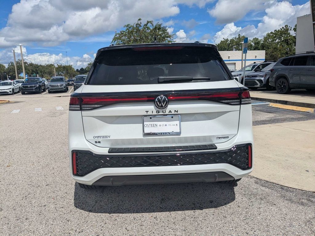 Certified 2025 Volkswagen Tiguan SE R-Line AWD/4WD image 5
