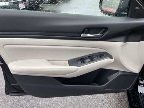 Used 2025 Nissan Altima 2.5 SV image 17