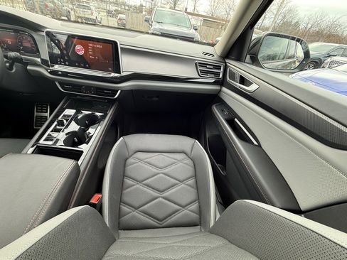 Used 2024 Volkswagen Atlas Peak Edition SE image 11