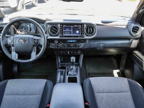 Used 2022 Toyota Tacoma TRD Off-Road AWD/4WD image 15