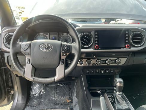 Used 2020 Toyota Tacoma TRD Off-Road w/ Technology Package image 24