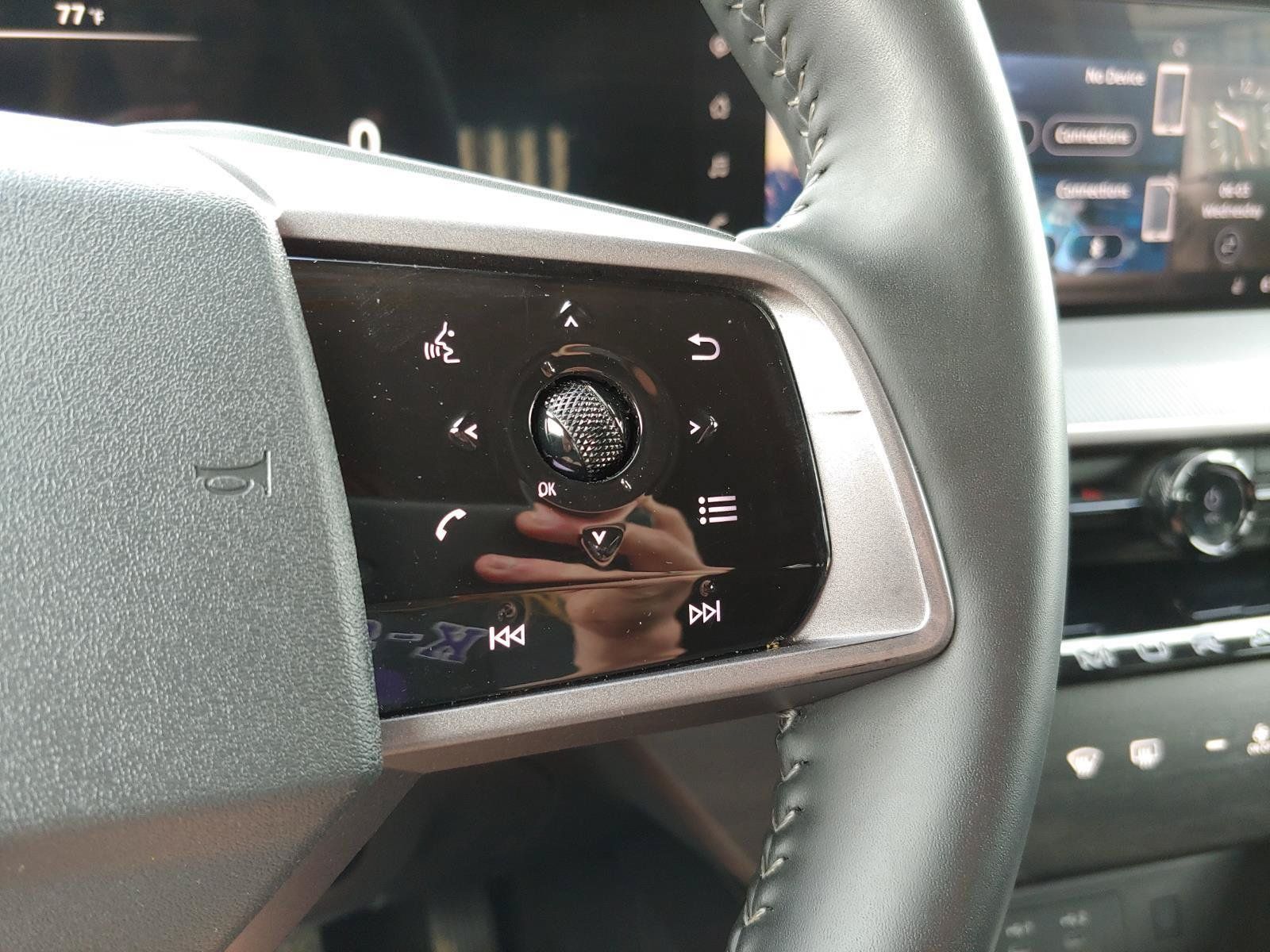 Used 2025 Nissan Murano SV AWD/4WD image 17