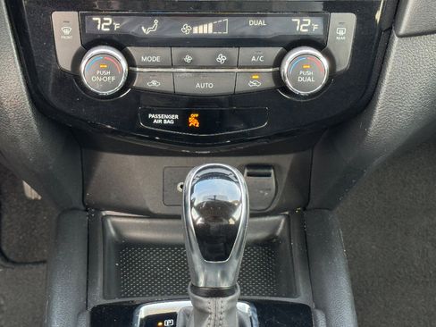 Used 2018 Nissan Rogue SV image 11