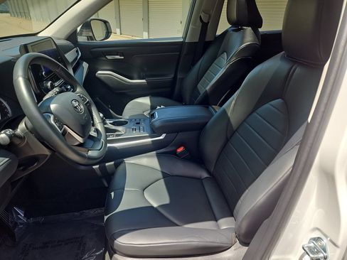 Used 2023 Toyota Highlander XLE AWD/4WD image 33