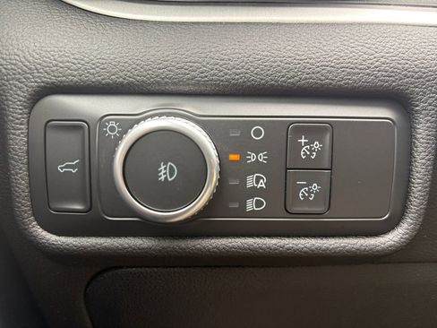 Used 2022 Ford Explorer XLT w/ Equipment Group 202A image 3