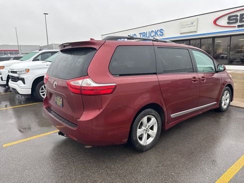 Used 2018 Toyota Sienna LE image 5