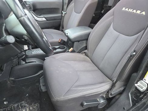 Used 2013 Jeep Wrangler Unlimited Sahara image 29