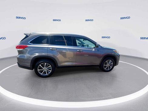 Used 2019 Toyota Highlander SE FWD image 9