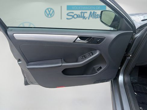 Used 2017 Volkswagen Jetta SE FWD image 19